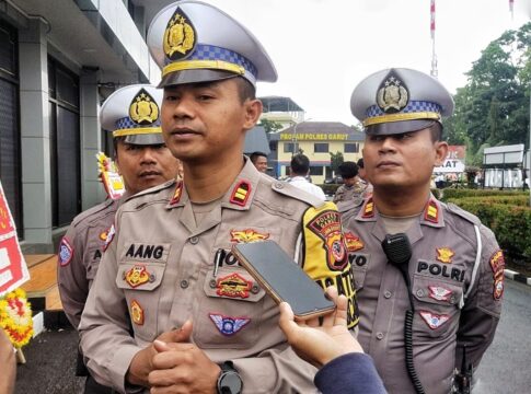 Keterangan Foto: Kasatlantas Polres Garut, Iptu Aang Andi Suhandi, memberikan keterangan terkait kesiapan pengamanan jalur Nataru 2025/2026.