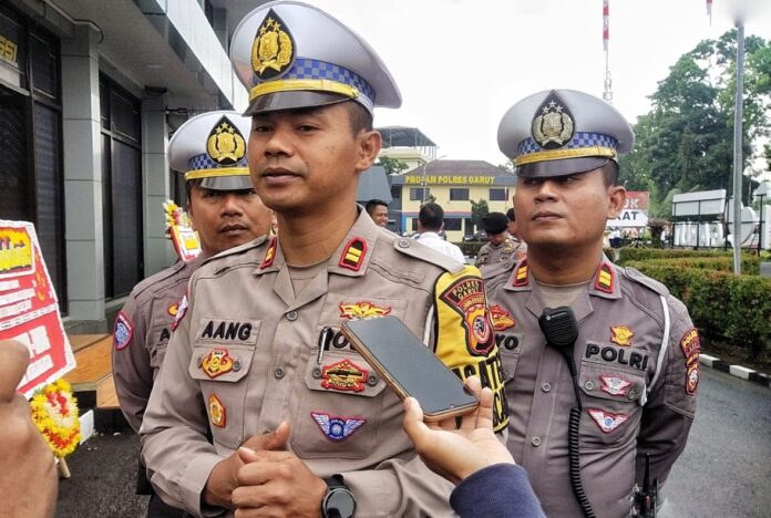 Keterangan Foto: Kasatlantas Polres Garut, Iptu Aang Andi Suhandi, memberikan keterangan terkait kesiapan pengamanan jalur Nataru 2025/2026.