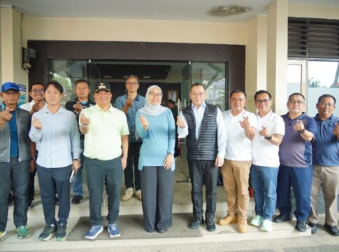 Keterangan Foto: ‎Bupati Garut, Abdusy Syakur Amin, menerima kunjungan silaturahmi dari PT Hoga Reksa Garment dan PT Enova terkait rencana investasi di Kabupaten Garut. Kunjungan tersebut berlangsung di Kantor Pekerjaan Umum dan Penataan Ruang (PUPR) Kabupaten Garut, Jalan Raya Samarang, Kecamatan Tarogong Kidul, Kabupaten Garut, Jumat (19/12/2025).