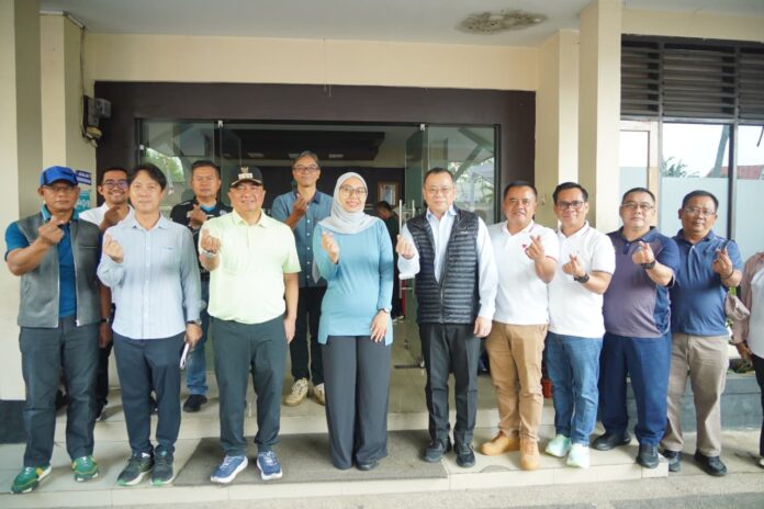 Keterangan Foto: ‎Bupati Garut, Abdusy Syakur Amin, menerima kunjungan silaturahmi dari PT Hoga Reksa Garment dan PT Enova terkait rencana investasi di Kabupaten Garut. Kunjungan tersebut berlangsung di Kantor Pekerjaan Umum dan Penataan Ruang (PUPR) Kabupaten Garut, Jalan Raya Samarang, Kecamatan Tarogong Kidul, Kabupaten Garut, Jumat (19/12/2025).