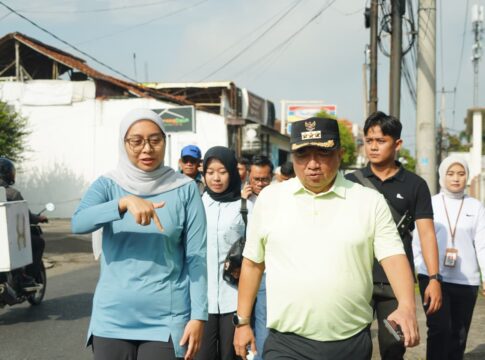 Keterangan Foto: Bupati Garut, Abdusy Syakur Amin, hadir didampingi Wakil Bupati Putri Karlina, Sekretaris Daerah Nurdin Yana, serta sejumlah kepala Satuan Kerja Perangkat Daerah (SKPD) dalam memperingati Hari Bakti Pekerjaan Umum (PU) ke-80 tahun 2025, di Kantor Dinas PUPR Kabupaten Garut, Jalan Raya Samarang, Jumat (19/12/2025).