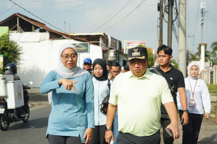 Keterangan Foto: Bupati Garut, Abdusy Syakur Amin, hadir didampingi Wakil Bupati Putri Karlina, Sekretaris Daerah Nurdin Yana, serta sejumlah kepala Satuan Kerja Perangkat Daerah (SKPD) dalam memperingati Hari Bakti Pekerjaan Umum (PU) ke-80 tahun 2025, di Kantor Dinas PUPR Kabupaten Garut, Jalan Raya Samarang, Jumat (19/12/2025).