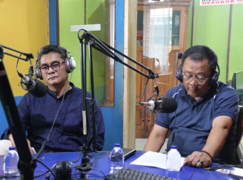 Keterangan Foto: Kepala BAPENDA Garut, Ridzky Ridznurdhin, didampingi Plt. Kepala Diskominfo Garut, Dang Sani Imansyah, menjelaskan rencana migrasi sistem pajak menuju platform tunggal bernama SAPADA (Sistem Aplikasi Pajak Daerah)