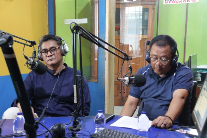 Keterangan Foto: Kepala BAPENDA Garut, Ridzky Ridznurdhin, didampingi Plt. Kepala Diskominfo Garut, Dang Sani Imansyah, menjelaskan rencana migrasi sistem pajak menuju platform tunggal bernama SAPADA (Sistem Aplikasi Pajak Daerah)