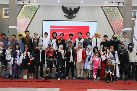 Keterangan Foto: Disparbud Kabupaten Garut menggelar Cosplay Fest 2025 di Gedung Pendopo, Garut, pada Minggu (21/12/2025).