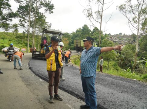 Keterangan Foto: Bupati Garut, Abdusy Syakur Amin, Minggu (21/12/2025), meninjau proyek pelebaran jalan penghubung Cikajang–Sumadra, Kecamatan Cikajang, Kabupaten Garut, Jawa Barat.