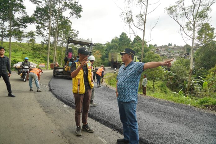 Keterangan Foto: Bupati Garut, Abdusy Syakur Amin, Minggu (21/12/2025), meninjau proyek pelebaran jalan penghubung Cikajang–Sumadra, Kecamatan Cikajang, Kabupaten Garut, Jawa Barat.