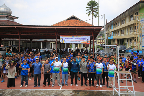 Keterangan Foto: 28 SMA Swasta se-Kabupaten Garut mengikuti turnamen Bola Voli FKKS SMA Cup Tahun 2025, di Lapangan SMA Al-Musadadiyah Garut, Senin (22/12/2025).