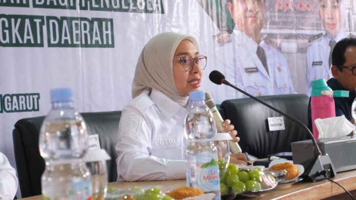 Keterangan Foto: Wakil Bupati Garut membuka kegiatan Peningkatan Kapasitas Pengelolaan Keuangan Daerah bagi para pengelola keuangan perangkat daerah, di Aula Kantor BPKAD, Rabu (24/12/2025).