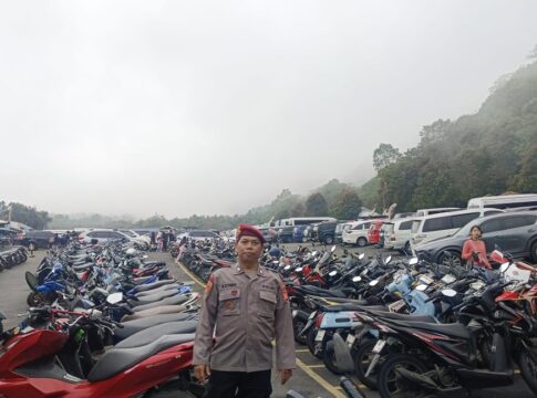 Keterangan Foto: Kapolres Garut, AKBP Yugi Bayu Hendarto, memantau langsung pelaksanaan Operasi Lilin Lodaya 2025, terkait arus kunjungan wisatawan ke berbagai destinasi unggulan di Kabupaten Garut, Jumat (26/12/2025)