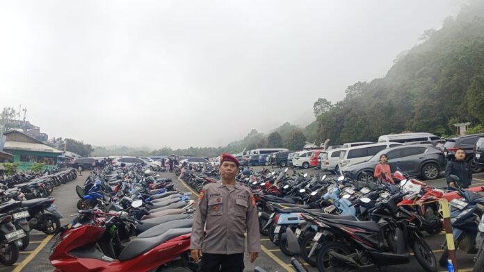 Keterangan Foto: Kapolres Garut, AKBP Yugi Bayu Hendarto, memantau langsung pelaksanaan Operasi Lilin Lodaya 2025, terkait arus kunjungan wisatawan ke berbagai destinasi unggulan di Kabupaten Garut, Jumat (26/12/2025)