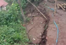 Keterangan Foto : Penampakkan bencana tanah longsor di Kampung Nangkod, Desa Sarimukti, Kecamatan Pasirwangi, pada Jumat sore (26/12/2025). Peristiwa yang terjadi sekitar pukul 17.05 WIB ini mengancam keselamatan sejumlah rumah warga yang berada di area tebing.