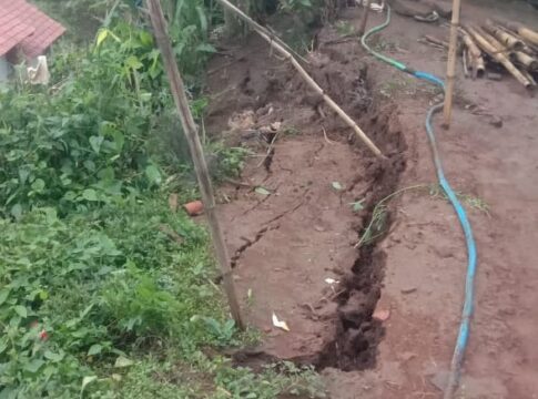 Keterangan Foto : Penampakkan bencana tanah longsor di Kampung Nangkod, Desa Sarimukti, Kecamatan Pasirwangi, pada Jumat sore (26/12/2025). Peristiwa yang terjadi sekitar pukul 17.05 WIB ini mengancam keselamatan sejumlah rumah warga yang berada di area tebing.