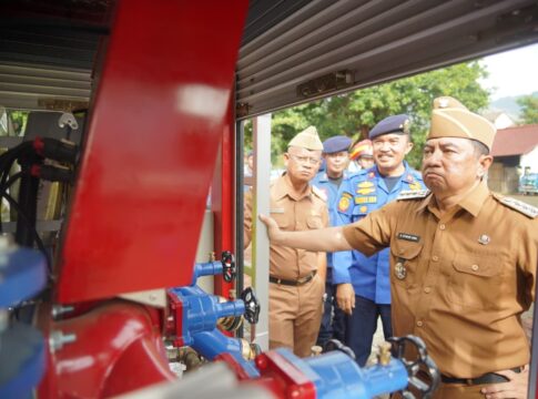 Keterangan Foto: Bupati Garut, Abdusy Syakur Amin, menyerahkan secara simbolis satu unit Kendaraan Unit Pancar Pemadam Kebakaran (Damkar) terbaru dalam apel gabungan di Lapangan Sekretariat Daerah, Jalan Pembangunan, Kecamatan Tarogong Kidul, Senin (29/12/2025).