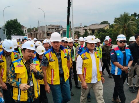 Menteri Koordinator Bidang Infrastruktur dan Pembangunan Kewilayahan, Agus Harimurti Yudhoyono (AHY) Saat Meninjau Langsung Progres Pembangunan Flyover Nurtanio Kota Bandung, Jumat (12/12/2025).