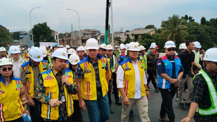 Menteri Koordinator Bidang Infrastruktur dan Pembangunan Kewilayahan, Agus Harimurti Yudhoyono (AHY) Saat Meninjau Langsung Progres Pembangunan Flyover Nurtanio Kota Bandung, Jumat (12/12/2025).