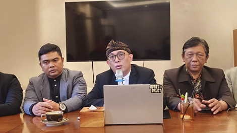 Kuasa Hukum Wakil Wali Kota Bandung Erwin, Bobby H Siregar di Kantor Hukum Bram & Co Kota Bandung Rabu (17/12/2025).