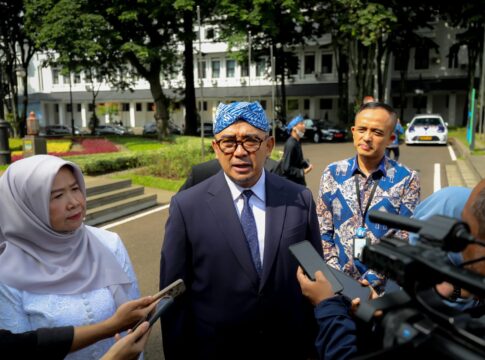 Wali Kota Bandung Muhammad Farhan Bersama Kepala Dinas Pemberdayaan Perempuan dan Perlindungan Anak (DP3A) Kota Bandung, Uum Sumiati
