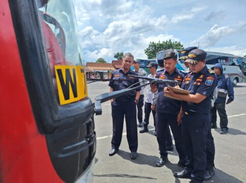 Puluhan armada bus yang beroperasi di Terminal Cicaheum, Kota Bandung, telah menjalani pemeriksaan ramp check selama periode libur Natal dan Tahun Baru (Nataru).