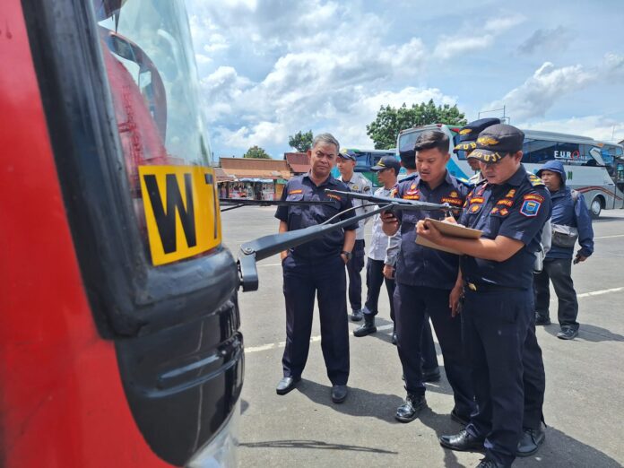 Puluhan armada bus yang beroperasi di Terminal Cicaheum, Kota Bandung, telah menjalani pemeriksaan ramp check selama periode libur Natal dan Tahun Baru (Nataru).
