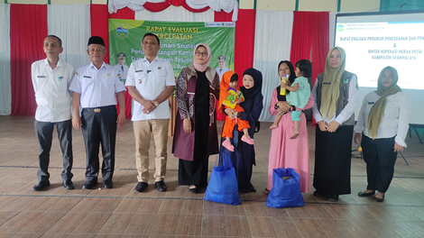 Wakil Bupati Tasikmalaya, Asep Sopari Al Ayubi saat menghadiri Rapat Evaluasi Percepatan Penurunan Stunting, Penanggulangan Kemiskinan, dan Bimtek KDMP Ketahanan Pangan di Gedung PGRI Kecamatan Manonjaya