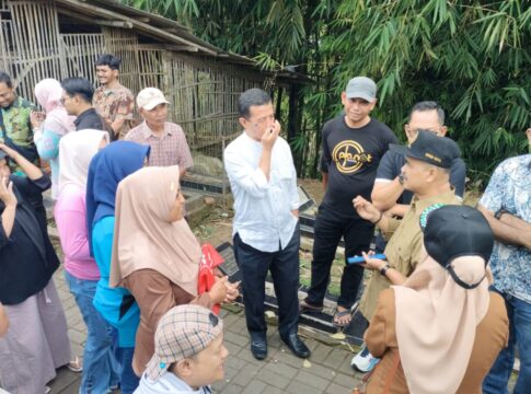 Puluhan warga Padasuka RT 04/RW 13 Kelurahan Lengkongsari, Kecamatan Tawang melakukan aksi penyegelan terhadap sebuah tower Base Transceiver Station (BTS) yang berdiri di area Tempat Pemakaman Umum (TPU)