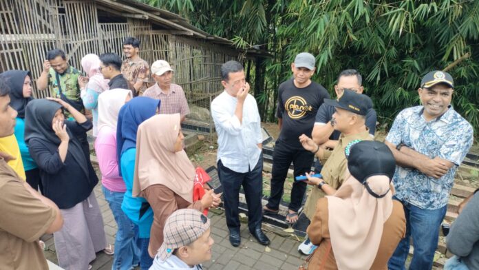 Puluhan warga Padasuka RT 04/RW 13 Kelurahan Lengkongsari, Kecamatan Tawang melakukan aksi penyegelan terhadap sebuah tower Base Transceiver Station (BTS) yang berdiri di area Tempat Pemakaman Umum (TPU)