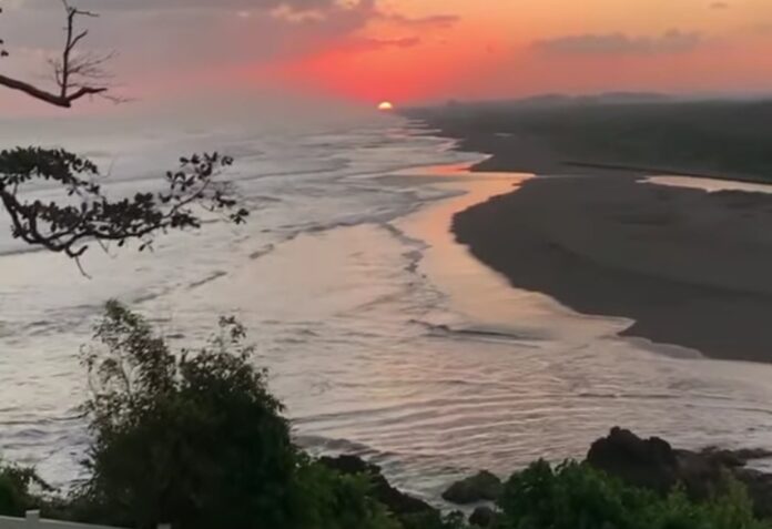 Keterangan foto: sunset di pantai Karang Tawulan Kabupaten Tasikmalaya