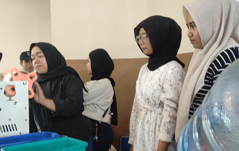 Keterangan foto: tiga gadis tangguh dengan keterbatasan fisik sukses merintis kuliner minuman segar.