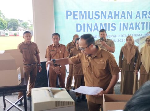 Wali Kota Tasikmalaya Viman Alfarizi Ramadhan secara simbolis memusnahkan sekitar 240 bundel arsip inaktif periode 2014–2019