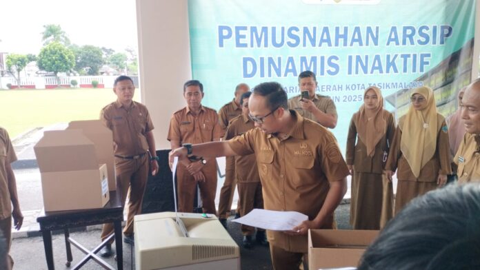 Wali Kota Tasikmalaya Viman Alfarizi Ramadhan secara simbolis memusnahkan sekitar 240 bundel arsip inaktif periode 2014–2019