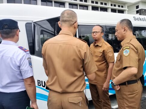 Wali Kota Tasikmalaya, Viman Alfarizi Ramadhan, yang menerima langsung bantuan Satu unit bus sekolah baru resmi yang diserahkan oleh Direktorat Jenderal Perhubungan Darat Kementerian Perhubungan