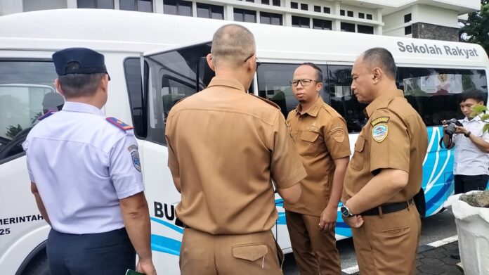 Wali Kota Tasikmalaya, Viman Alfarizi Ramadhan, yang menerima langsung bantuan Satu unit bus sekolah baru resmi yang diserahkan oleh Direktorat Jenderal Perhubungan Darat Kementerian Perhubungan