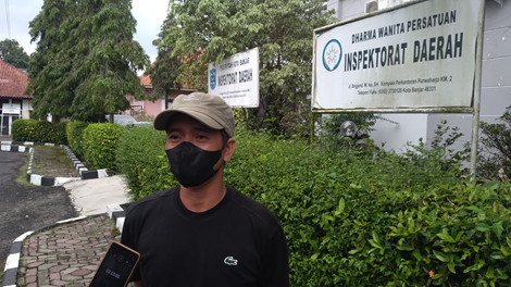 Caption: Andri Setiawan diwawancara awak media usai memmbuat laporan pengaduan ke Inspektorat Kota Banjar