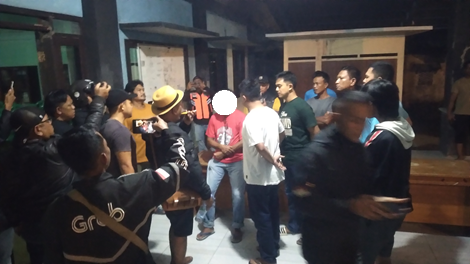 Caption: Terduga pelaku asusila inisial K (baju merah) sedang di introgasi oleh warga di Balai Desa Mekarharja