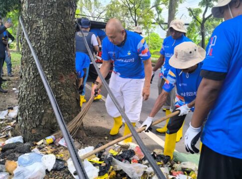 ODGJ Warga binaan Yayasan Mentari Hati Tasikmalaya Dengan seragam sederhana dan peralatan kebersihan di tangan, mereka bersih-bersih memunguti plastik, botol, hingga sisa-sisa rumah tangga yang berserakan di sepanjang Jalan Gubernur Sewaka hingga Pasar Cikurubuk