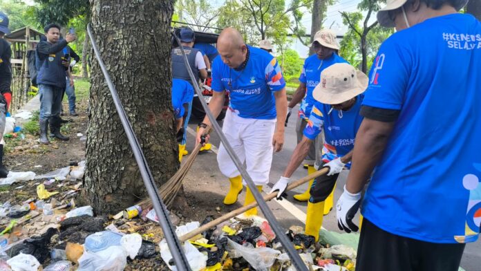 ODGJ Warga binaan Yayasan Mentari Hati Tasikmalaya Dengan seragam sederhana dan peralatan kebersihan di tangan, mereka bersih-bersih memunguti plastik, botol, hingga sisa-sisa rumah tangga yang berserakan di sepanjang Jalan Gubernur Sewaka hingga Pasar Cikurubuk