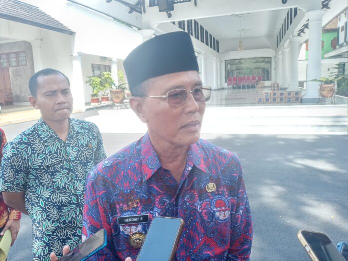 Bupati Ciamis Herdiat Sunarya Bupati Ciamis Herdiat Sunarya