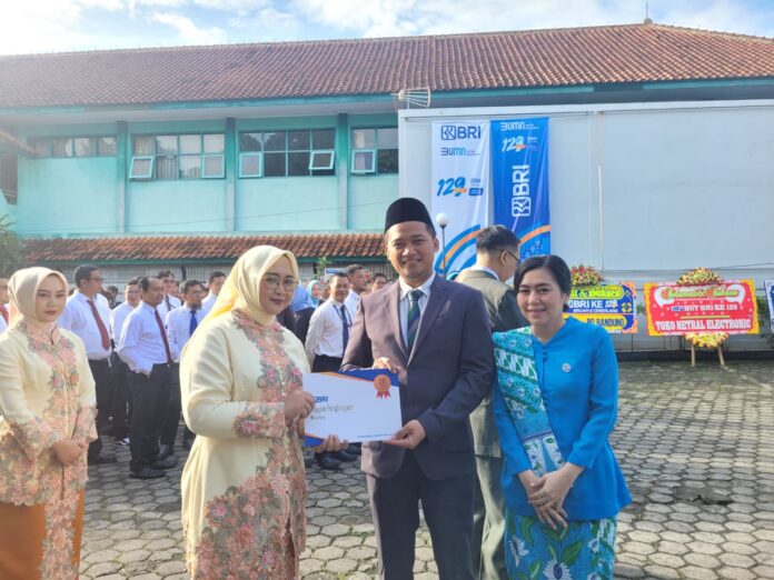 Simbolis Pemberian Santunan BRI Ciamis dalam memperingati HUT BRI ke 130