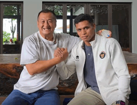 Bos KOI asal Kota Bandung, Hartono Soekwanto memberikan presiasi ke pada Petinju andalan Jawa Barat dan Indonesia, Maikhel Roberrd Muskita yang berhasil membawa pulang medali perak dari ajang SEA Games XXXIII tahun 2025 di Thailand