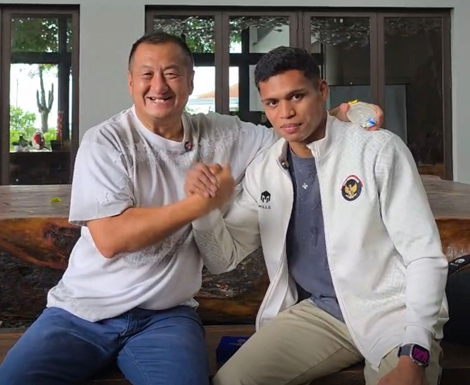 Bos KOI asal Kota Bandung, Hartono Soekwanto memberikan presiasi ke pada Petinju andalan Jawa Barat dan Indonesia, Maikhel Roberrd Muskita yang berhasil membawa pulang medali perak dari ajang SEA Games XXXIII tahun 2025 di Thailand