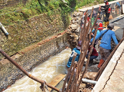 Puluhan Petugas Tengah Melakukan Perbaikan Tebing Penahan Tanah (TPT) di Gang Swadaya 3, Cihampelas, Kota Bandung Senin (1/12/2025)