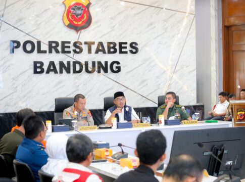 Wali Kota Bandung Muhammad Farhan Saat Rapat Koordinasi Lintas Sektoral Penanggulangan Bencana di Aula Mapolrestabes Bandung Kamis (11/12/2025) -Ist-