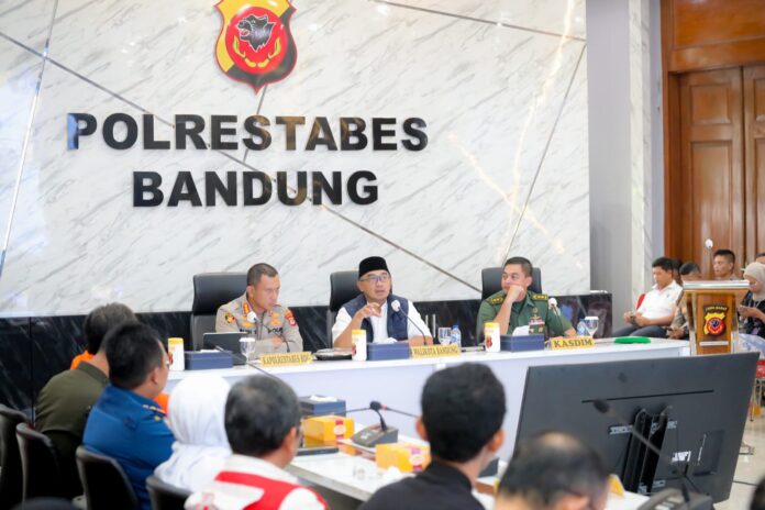 Wali Kota Bandung Muhammad Farhan Saat Rapat Koordinasi Lintas Sektoral Penanggulangan Bencana di Aula Mapolrestabes Bandung Kamis (11/12/2025) -Ist- Wali Kota Bandung Muhammad Farhan Saat Rapat Koordinasi Lintas Sektoral Penanggulangan Bencana di Aula Mapolrestabes Bandung Kamis (11/12/2025) -Ist-