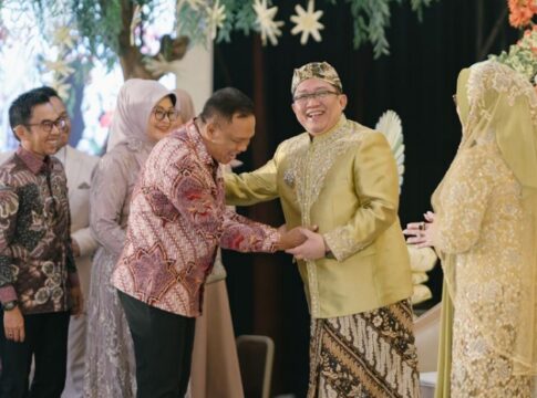 Senyum dan jabatan tangan erat Wakil Bupati Tasikmalaya, H. Asep Sopari Al Ayubi dengan mantan Bupati Tasikmalaya, H. Ade Sugianto, menarik perhatian ribuan tamu undangan.