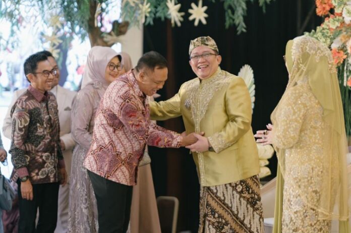 Senyum dan jabatan tangan erat Wakil Bupati Tasikmalaya, H. Asep Sopari Al Ayubi dengan mantan Bupati Tasikmalaya, H. Ade Sugianto, menarik perhatian ribuan tamu undangan.