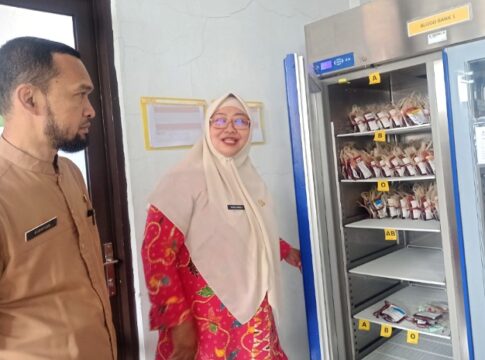Penanggung Jawab BDRS RSUD KHZ Musthafa Kabupaten Tasikmalaya, dr. Nuria Nirmala didampingi Kasi Penunjang Klinik, dr. Sudaryan, menunjukkan stok darah dalam fasilitas penyimpanan khusus.
