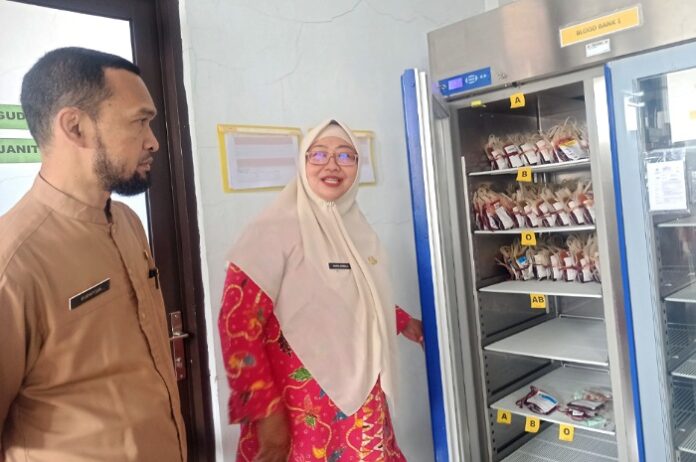 BDRS RSUD KHZ Musthafa Kabupaten Tasikmalaya Penanggung Jawab BDRS RSUD KHZ Musthafa Kabupaten Tasikmalaya, dr. Nuria Nirmala didampingi Kasi Penunjang Klinik, dr. Sudaryan, menunjukkan stok darah dalam fasilitas penyimpanan khusus.