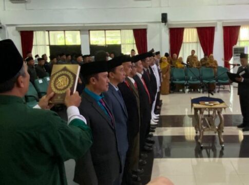 Bupati Tasikmalaya, H. Cecep Nurul Yakin, melantik dan mengambil sumpah 215 pejabat di lingkungan Pemerintah Kabupaten Tasikmalaya, bertempat di Aula Pendopo Baru, Selasa (9/12/2025).