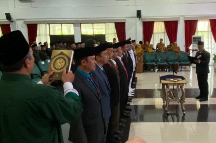 Bupati Tasikmalaya, H. Cecep Nurul Yakin, melantik dan mengambil sumpah 215 pejabat di lingkungan Pemerintah Kabupaten Tasikmalaya, bertempat di Aula Pendopo Baru, Selasa (9/12/2025).